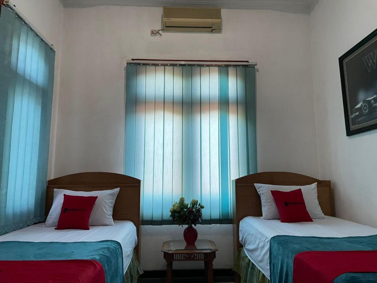Reddoorz Syariah @ Karang Pilang Otel Karangpilang Dış mekan fotoğraf