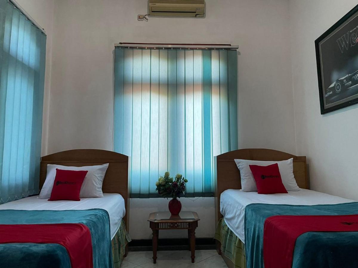 Reddoorz Syariah @ Karang Pilang Otel Karangpilang Dış mekan fotoğraf